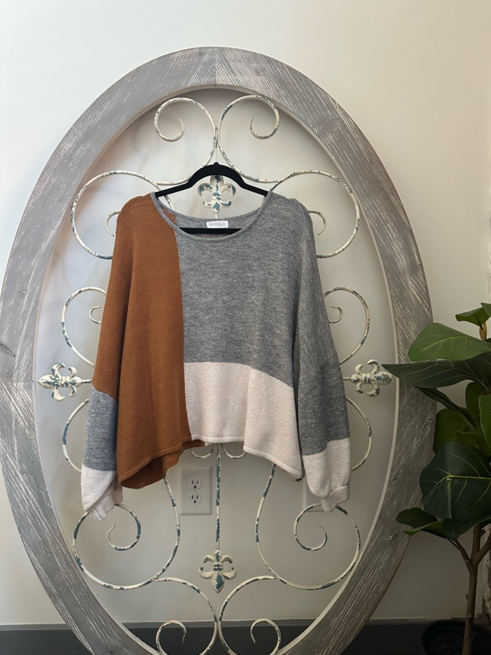 vestique Colorblock Crewneck Sweater in Gray, Cream & Brown